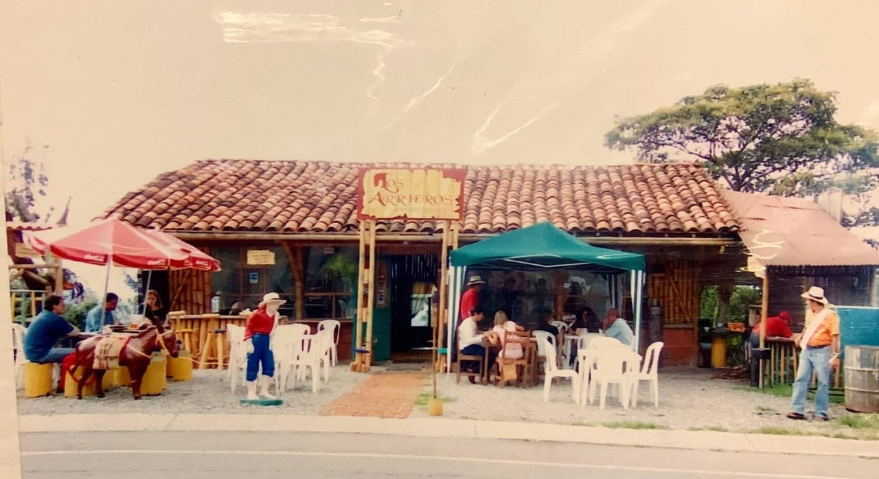 Foto real de archivo: fachada original de Los Arrieros Restaurante Parrilla en la vía vieja a Chinchiná