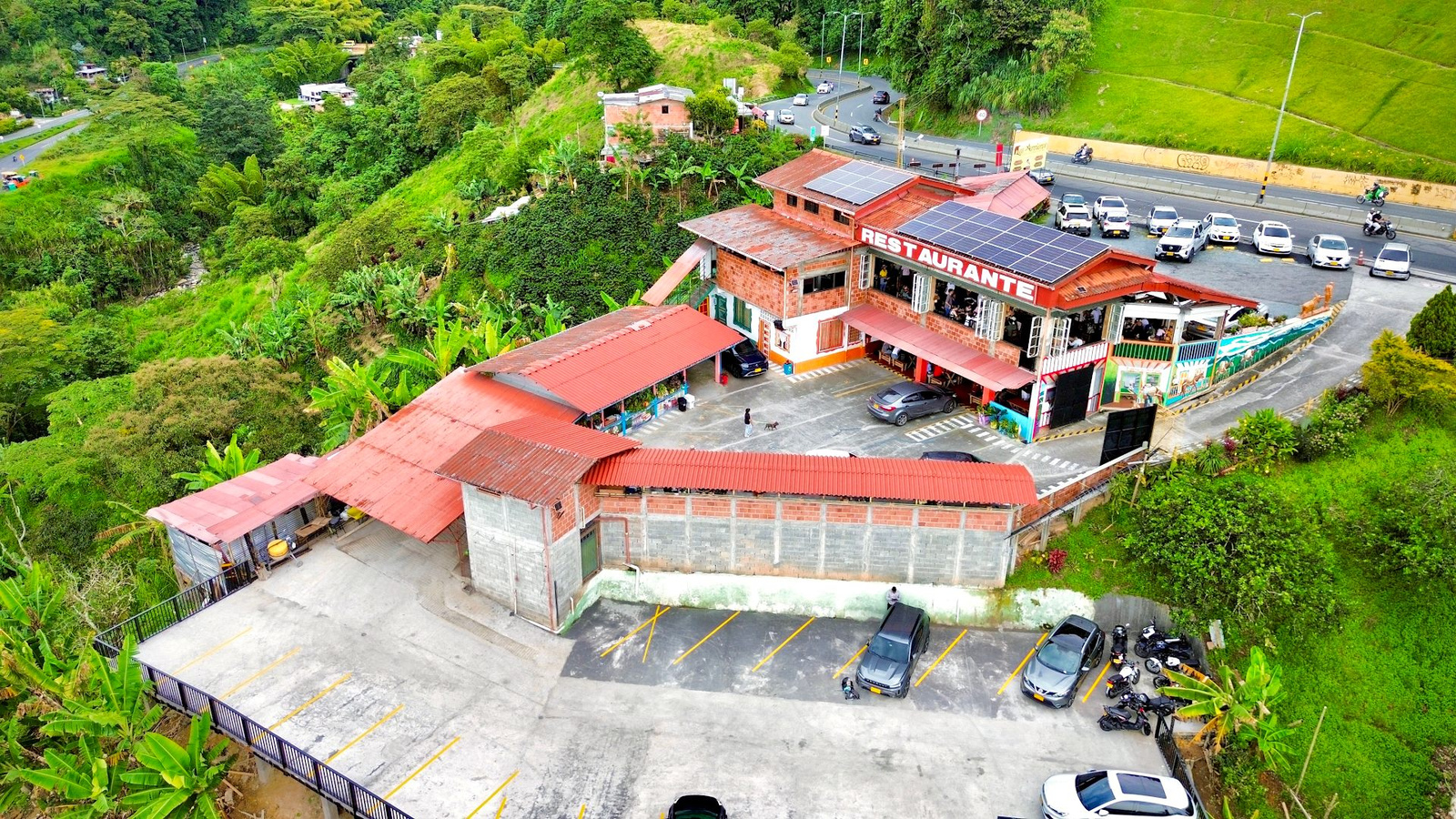 Foto real: vista aérea de la sede actual de Los Arrieros en la Autopista del Café Km. 5