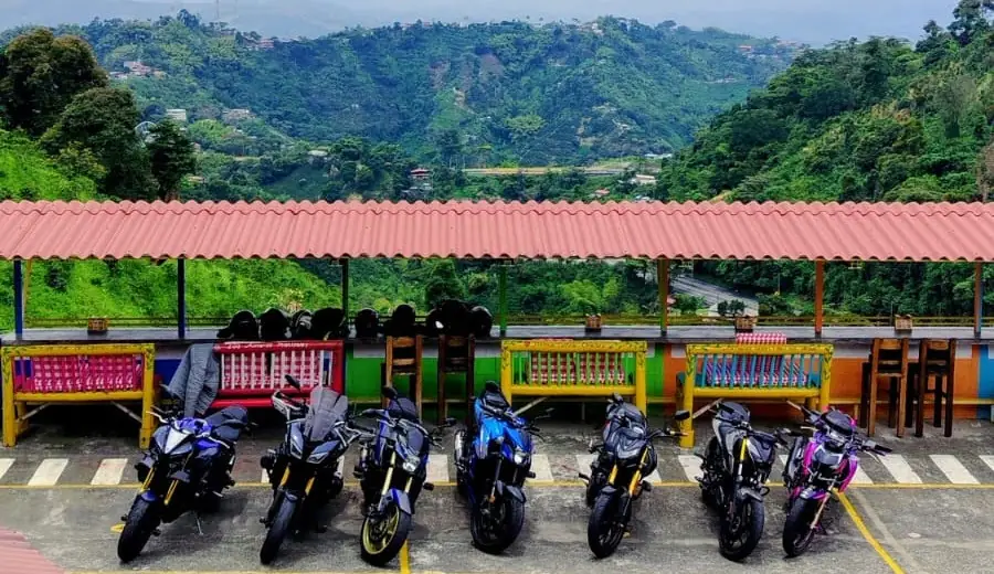 Zona de bar de Los Arrieros con vista panorámica al Paisaje Cultural Cafetero