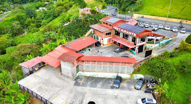 Vista aérea del parqueadero de Los Arrieros sobre la Autopista del Café