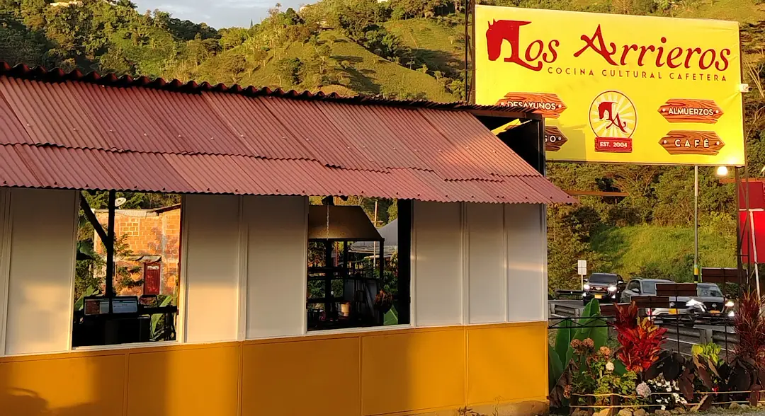 Valla de Los Arrieros sobre la Autopista del Café que marca la entrada al restaurante